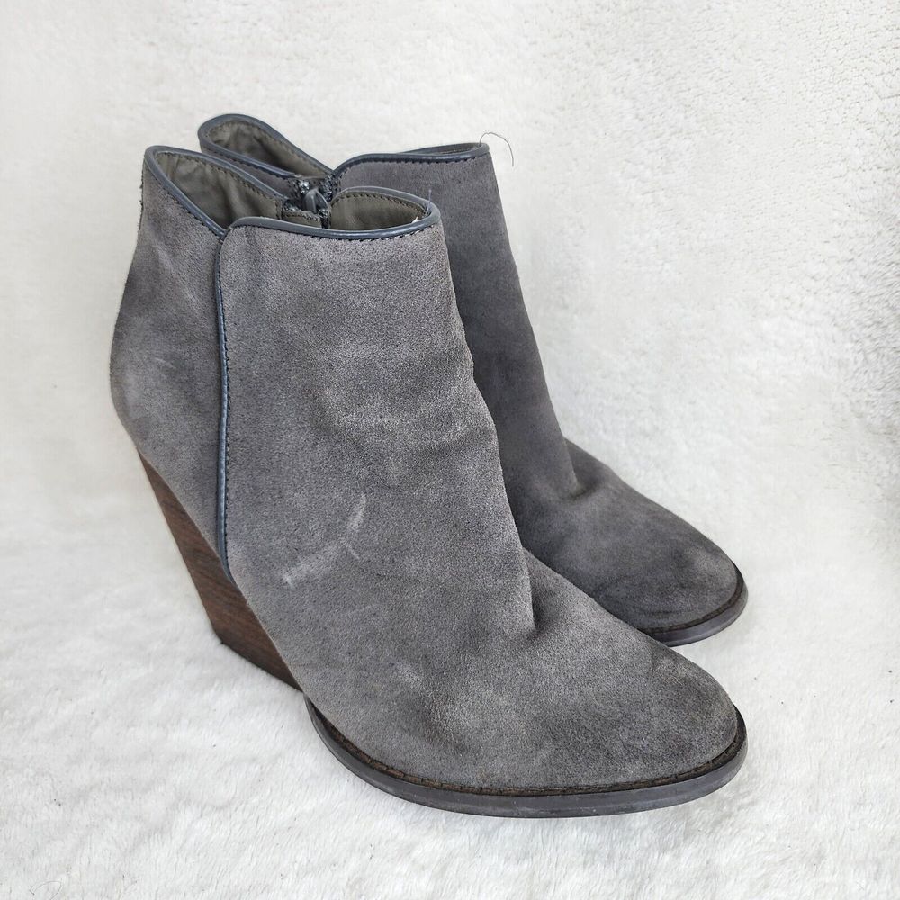 Very Volatile Los Angeles Womens Gray Suede Leather Block High Heels Booties 7.5